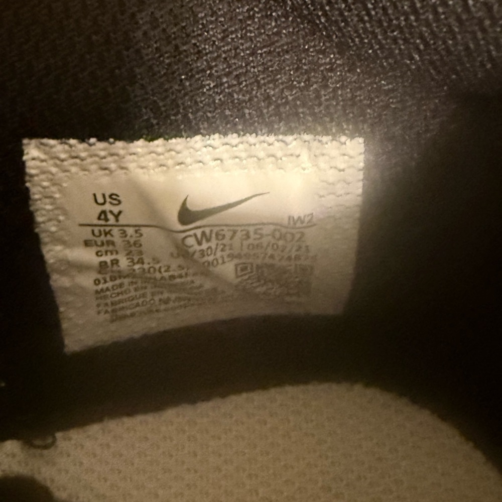 NIKE TEAM HUSTLE D 10 (GS)-CW6735-002 Black/Gold Youth Basketball Shoes Sz 4Y - Picture 7 of 9